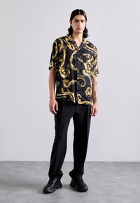 Versace Jeans Couture ALL OVER - Srajca - black/gold