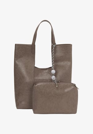 Braune Leder-Tote mit strukturierter Oberfläche, verfügt über eine abnehmbare Tasche und eine Akzentuierung mit Perlen an einem geflochtenen Riemen.