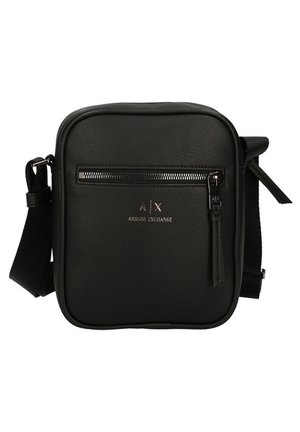 Sac bandoulière noir Armani Exchange avec poche à fermeture éclair à l'avant, bandoulière réglable et logo argenté sur une surface en cuir texturé.