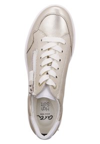 Metalen gouden sneaker met witte veters, ritssluiting en textielvoering. Beschikt over een ronde neus en een gewatteerde binnenzool. Logo op de binnenzool.
