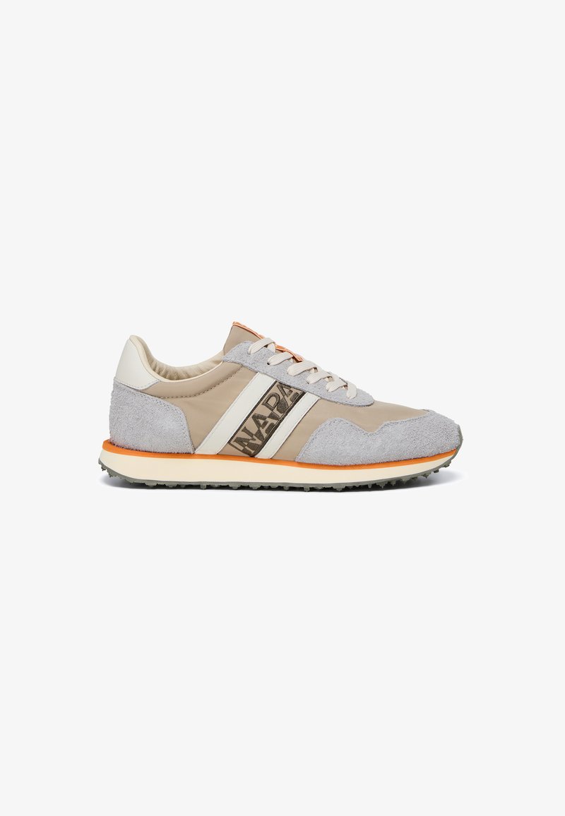 Scarpa da ginnastica in camoscio beige e grigio con lacci bianchi, rifiniture arancioni e stampa del logo sul lato, mostrata su uno sfondo bianco.