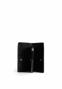 Zwart leren portemonnee met meerdere kaartsleuven, een ritsvak en drukknoopsluitingen. Glad oppervlak, minimalistisch ontwerp, compacte vorm.