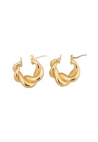Los pendientes de aro en tono dorado presentan un diseño retorcido con una superficie suave y reflectante, y un cierre de gancho ligero.