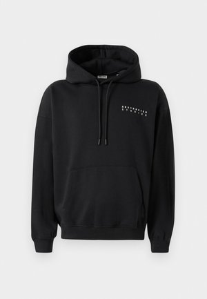 Svart hettegenser med kengurulomme foran, snorhette og "ABSTRACTED STUDIOS" trykt i hvitt på brystet. Designet er en pullover.