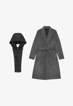 Grau Wollmantel mit einem Gürtel, großen Revers und zwei vorderen Taschen, kombiniert mit einer abnehmbaren schwarzen Steppkapuze und -kragen.
