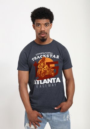 Marineblå bomuld t-shirt med et motorcykelgrafik i orange nuancer, teksten "International Trackstar Atlanta Raceway" og korte ærmer.