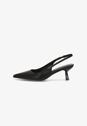 Zapato de tacón bajo tipo slingback de cuero negro con punta afilada sobre fondo blanco.