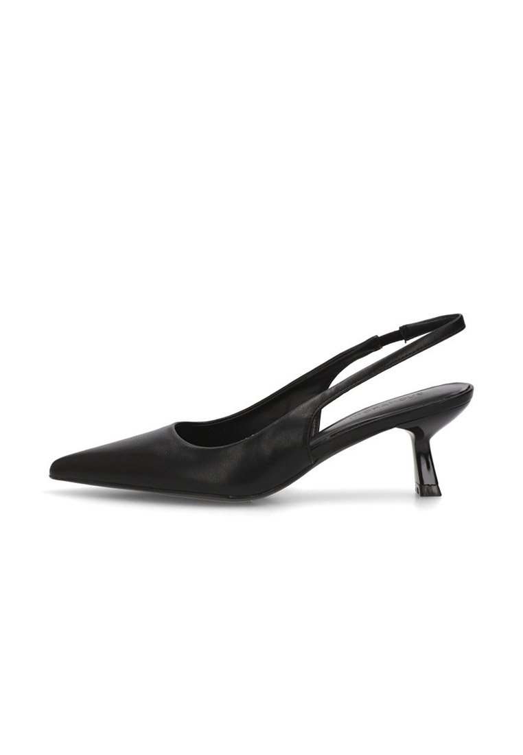 Zapato de tacón bajo tipo slingback de cuero negro con punta afilada sobre fondo blanco.