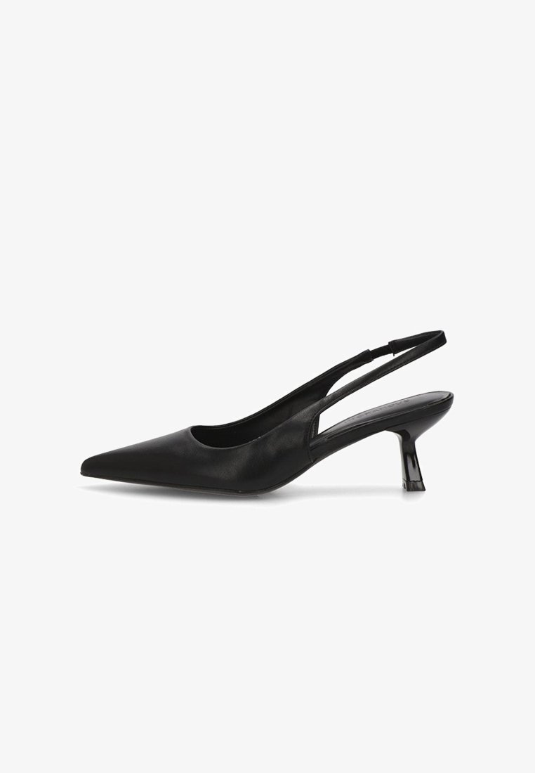 Zapato de tacón bajo tipo slingback de cuero negro con punta afilada sobre fondo blanco.