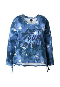Blaues Batik-Sweatshirt mit V-Ausschnitt, versehen mit dem Spruch "LASS DEINE SEELE STRAHLEN" in dunklen Buchstaben und funkeln Akzenten. An den Seiten zum Binden für einen verstellbaren Sitz.
