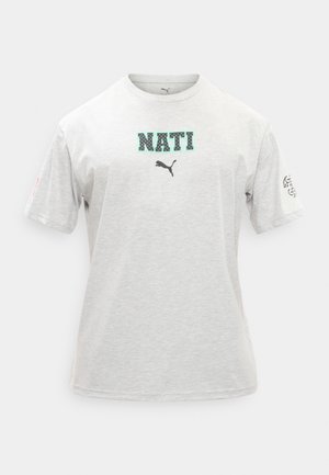 Camiseta de manga corta color gris claro con "NATI" en letras con patrón encima de un logo negro de Puma, y un pequeño gráfico en la manga derecha.