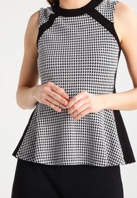 Anna Field Linne - black