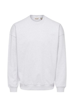 Valge ümmarguse kaelusega pusa pikkade varrukatega, soonikkoes varrukaotsade ja äärega, näha sildi järgi kaeluse siseküljel, laidult laotatult.