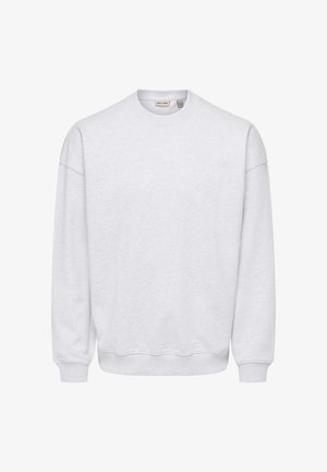 Valge ümmarguse kaelusega pusa pikkade varrukatega, soonikkoes varrukaotsade ja äärega, näha sildi järgi kaeluse siseküljel, laidult laotatult.