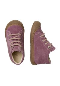 Fialové semišové boty s hnědými gumovými podrážkami. Obsahují šnůrky a zaoblenou špičku. Strukturované akcenty a minimální šití. Plochý design.