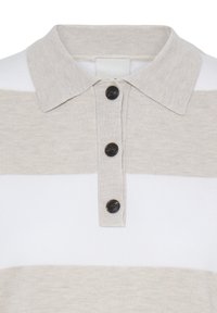 Polo en tricot avec des rayures horizontales beige et blanches, et trois boutons foncés le long de la patte de boutonnage au col.
