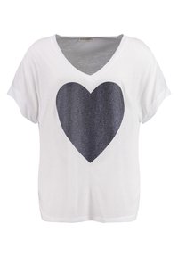 Camiseta blanca de manga corta con escote en V y un gráfico de corazón gris oscuro brillante en el frente. Tejido suave con un corte relajado.