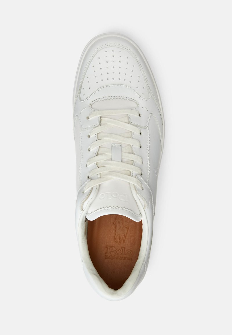 Zapatilla de piel blanca con puntera perforada, cordones planos y plantilla en tono tostado con el logo grabado. Forma redondeada con un diseño minimalista.