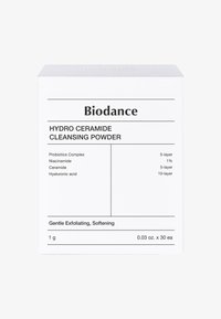 Emballage en boîte blanche pour la poudre nettoyante Hydro Céramide, avec un texte noir détaillant les ingrédients et les instructions d'utilisation, dans un design épuré et minimaliste.