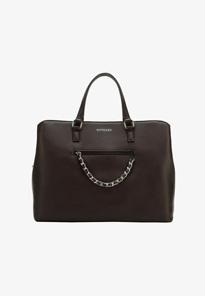 Bolso tote de cuero marrón oscuro con un acento de cadena en el frente, dos asas y un bolsillo con cremallera. Presenta un logo minimalista.