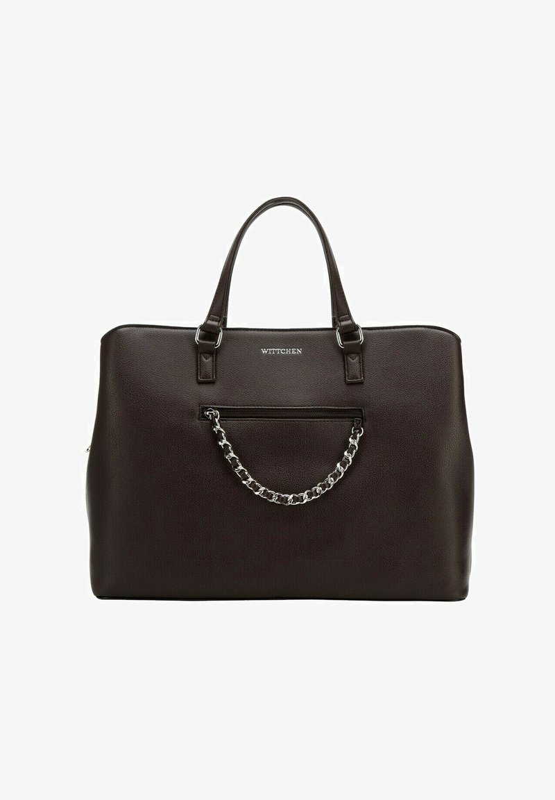 Sac fourre-tout en cuir marron foncé avec une finition en chaîne à l'avant, deux poignées et une poche zippée. Présente un logo minimal.