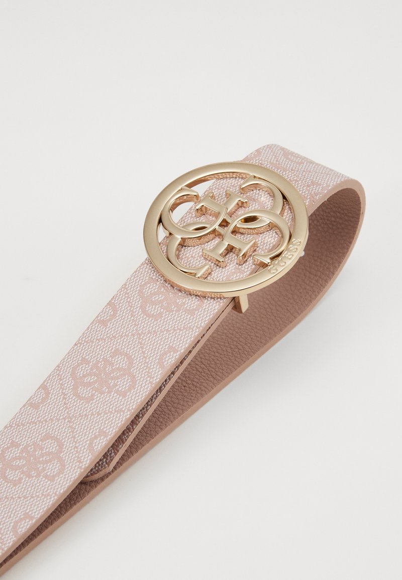 Ceinture rose clair à motifs avec une boucle ronde dorée ornée d'un design double G entrelacé et une gravure discrète de la marque.