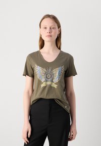 Olijf groene T-shirt gemaakt van zacht materiaal, met een grafisch ontwerp van metalen vleugels en een schild, aangevuld met een V-hals en korte mouwen.