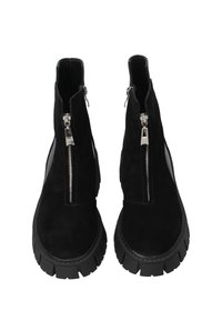 Zwarte suède enkelboots met zilveren ritsen, chunky rubberen zolen en een ronde neus, met zijpaneelaccenten en een gladde textuur.