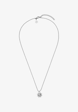 Silberne Halskette mit einer Perlenkette, die einen Sonnen-Anhänger trägt. Der Anhänger hat einen zentralen schwarzen Stein und Strahlen, die nach außen verlaufen.