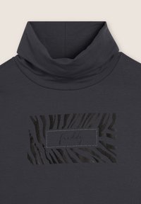 Maglione grigio scuro con collo alto, caratterizzato da un motivo a strisce zebra testurizzate e un grafico rettangolare con la parola "freddy" accentuata da piccole pietre decorative.