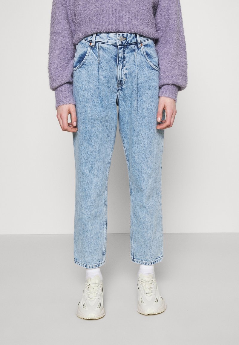 Monki Džíny Relaxed Fit - light blue