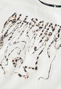 Wit T-shirt met korte mouwen, voorzien van een abstracte zwarte en tan luipaardprint met de tekst "ALL SAINTS" en vloeiende, golvende lijnen aan de voorkant.