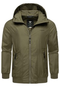 Olijfgroene jas met een capuchon, sluiting met rits aan de voorkant, twee zijvakken met rits, elastische manchetten en een gladde textuur. Bevat een merklabel aan de binnenkant.