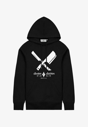 Zwarte hoodie met een voorkantzak, voorzien van witte afbeeldingen van gekruiste messen en de tekst "Barber Butcher" eronder. Standaard pasvorm, katoenmix.