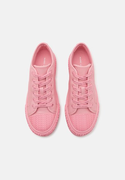 Roze sneakers met een textuurrubber zool, veterontwerp en herhalend logo-patroon op de neus. Ademend bovenmateriaal.