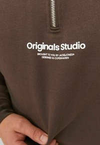 Jack & Jones JORVESTERBRO QUARTER ZIP - Felpa - chocolate brown