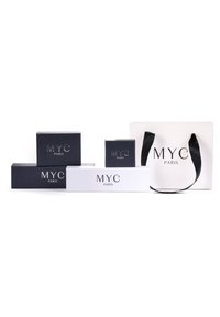 Set di scatole regalo e una borsa della spesa in bianco e nero. Le scatole sono dotate di un logo in rilievo "MYC PARIS". Texture liscia, dimensioni variabili.