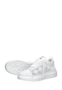 Baskets blanches à lacets avec une tige en mesh, un motif texturé et une semelle en caoutchouc blanc solide. Comprend un bout arrondi et un branding minimal.