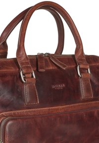 Braune Lederhandtasche mit zwei Griffen, einem Reißverschluss oben, einer Vordertasche und metallischen Akzenten. Verfügt über sichtbare Nähte und eine strukturierte Oberfläche.