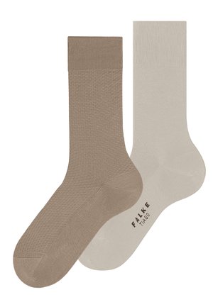 Due calzini alti fino all'equipaggio, uno in marrone chiaro testurizzato e l'altro in grigio chiaro liscio con il marchio "FALKE TIAGO" sulla suola.