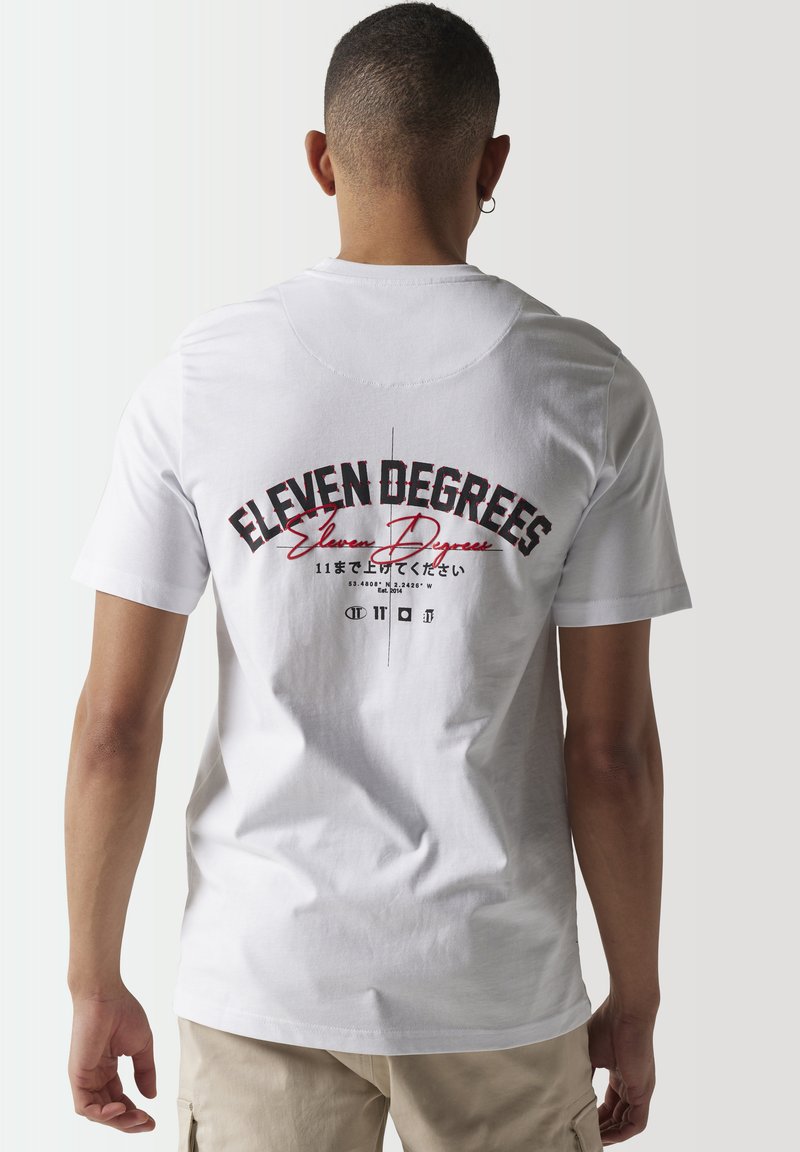 11 DEGREES STREETWEAR BACK GRAPHIC - Camiseta estampada - white