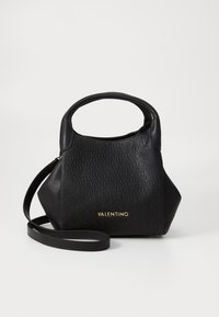 Bolsa de mão em pele preta com padrão de logótipos em relevo, pega superior arredondada, alça de ombro destacável e detalhes em metal dourado.