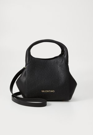 Zwarte leren handtas met reliëf logo-patroon, afgeronde bovenhandvat, afneembare schouderband en accenten in goudkleurige hardware.