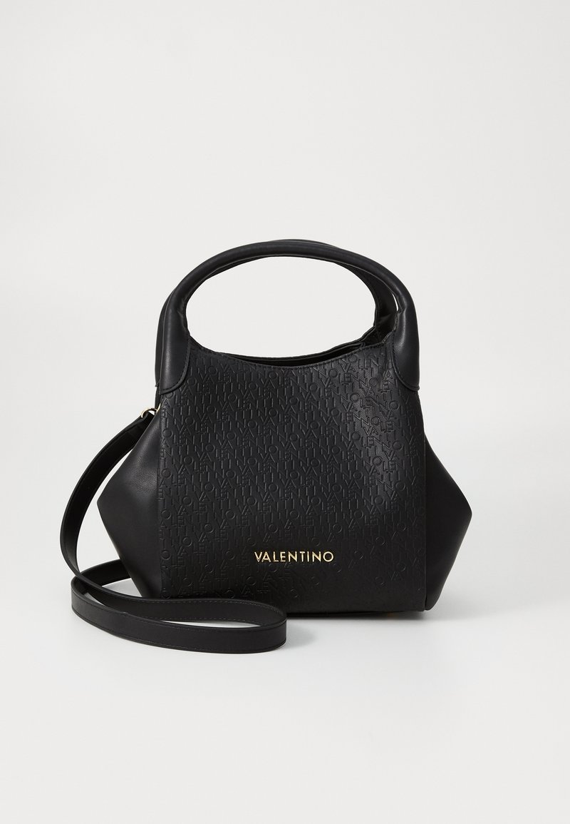 Bolsa de mão em pele preta com padrão de logótipos em relevo, pega superior arredondada, alça de ombro destacável e detalhes em metal dourado.