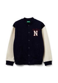 Námořnicky modrá a krémová varsity bunda s žebrovaným límcem, předními knoflíky a bočními kapsami. Na hrudi má vyšívané nápisy "New York" a písmeno "N".