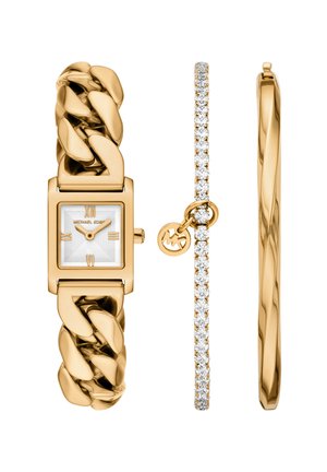 Goldfarbene Armbanduhr mit einem klobigen Gliederarmband, einem dünnen diamantbesetzten Armband und einem verdrehten, polierten Goldarmreif.