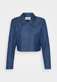 Kuttet denimjakke i mørkeblå, med spiss krage, lange ermer, frontlomme og kontraststing detaljer.