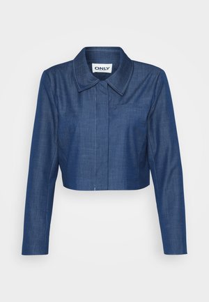 Cropped denim jacket in dark blue, featuring a pointed collar, long sleeves, front pocket, and contrasting stitching details.