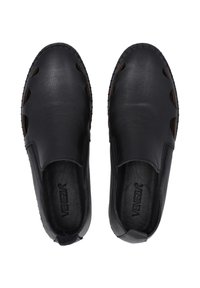 Černé kožené slip-on boty s vykrojenými detaily, zaoblenou špičkou, texturovaným povrchem a kontrastními hnědými akcenty po stranách.