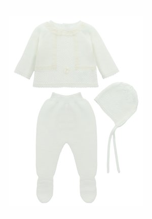 Conjunto de bebé de tres piezas de punto en blanco, que incluye una camiseta con puntilla, pantalones con cobertura en los pies y un gorro a juego con cintas.
